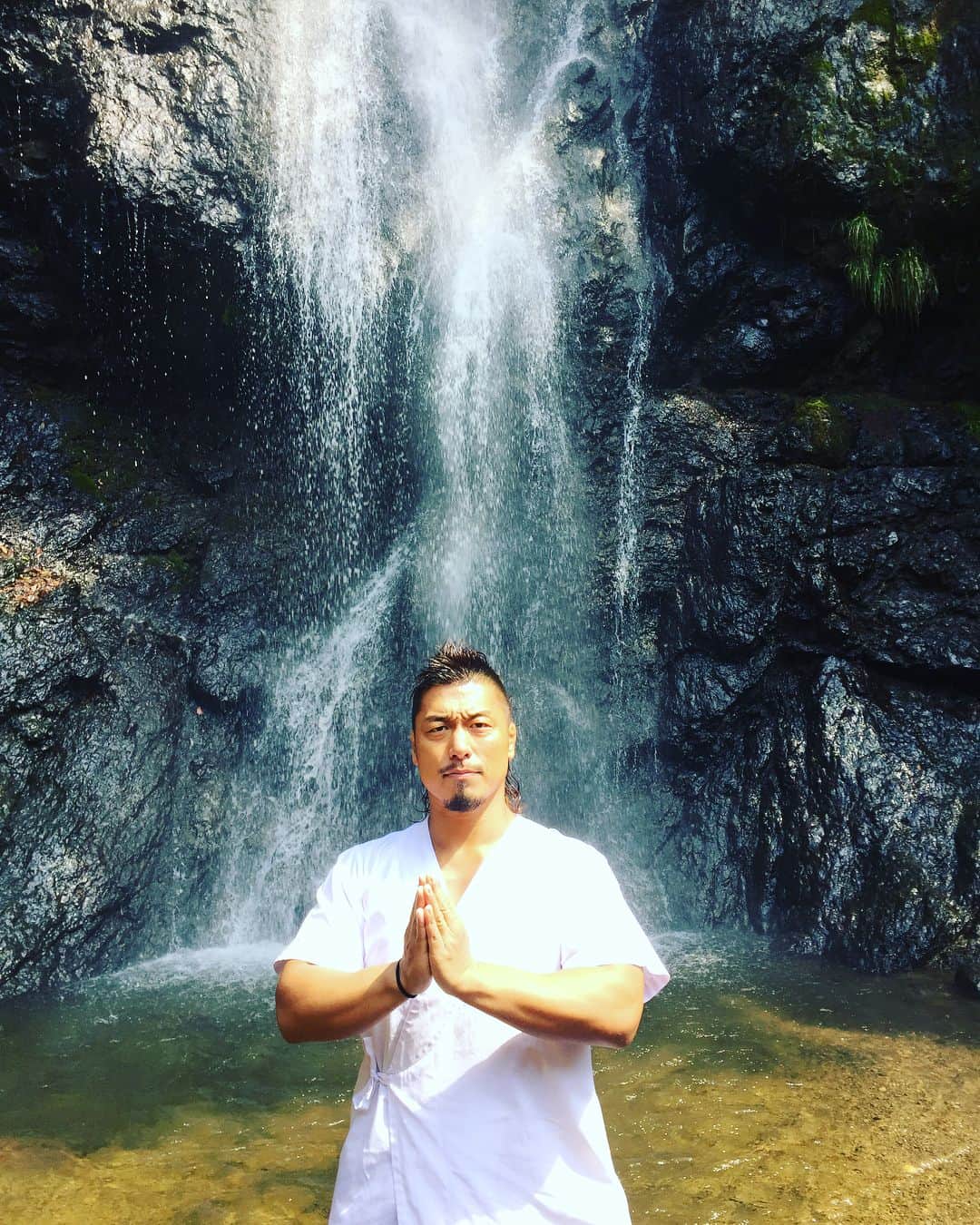 鷹木信悟さんのインスタグラム写真 - (鷹木信悟Instagram)「人生初めての滝行❗️ 水が冷た過ぎて最初は声が出なかったよ😵 4.7仙台から開幕するチャンピオンカーニバルに向けて。 5.13山梨大会の鷹龍戦に向けて。 邪気邪念を捨て無我になる事が出来たぜ、、、 一瞬だけ。笑 白糸の滝、矢島上人、増田屋旅館にも感謝🙏 この模様は4月10日16時50分からのウッティタウン6丁目にて！  #テレビ山梨 #山梨 #dragongate #prowrestling  #鷹木信悟」3月28日 18時22分 - takagi__shingo