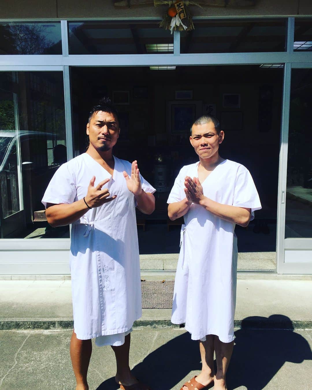鷹木信悟さんのインスタグラム写真 - (鷹木信悟Instagram)「人生初めての滝行❗️ 水が冷た過ぎて最初は声が出なかったよ😵 4.7仙台から開幕するチャンピオンカーニバルに向けて。 5.13山梨大会の鷹龍戦に向けて。 邪気邪念を捨て無我になる事が出来たぜ、、、 一瞬だけ。笑 白糸の滝、矢島上人、増田屋旅館にも感謝🙏 この模様は4月10日16時50分からのウッティタウン6丁目にて！  #テレビ山梨 #山梨 #dragongate #prowrestling  #鷹木信悟」3月28日 18時22分 - takagi__shingo