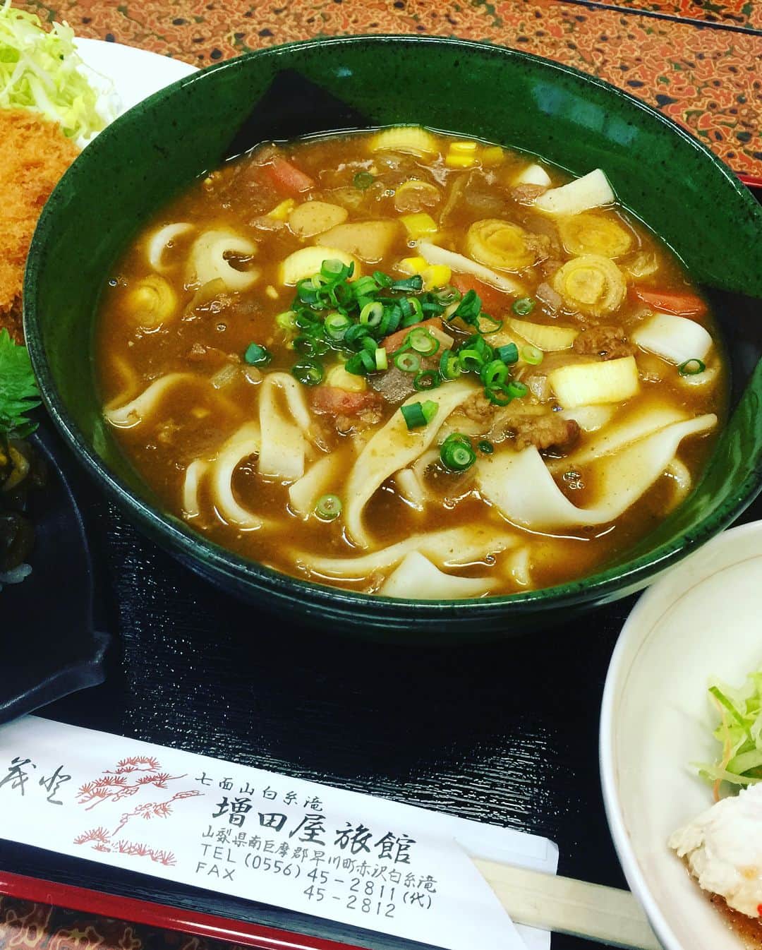 鷹木信悟さんのインスタグラム写真 - (鷹木信悟Instagram)「人生初めての滝行❗️ 水が冷た過ぎて最初は声が出なかったよ😵 4.7仙台から開幕するチャンピオンカーニバルに向けて。 5.13山梨大会の鷹龍戦に向けて。 邪気邪念を捨て無我になる事が出来たぜ、、、 一瞬だけ。笑 白糸の滝、矢島上人、増田屋旅館にも感謝🙏 この模様は4月10日16時50分からのウッティタウン6丁目にて！  #テレビ山梨 #山梨 #dragongate #prowrestling  #鷹木信悟」3月28日 18時22分 - takagi__shingo