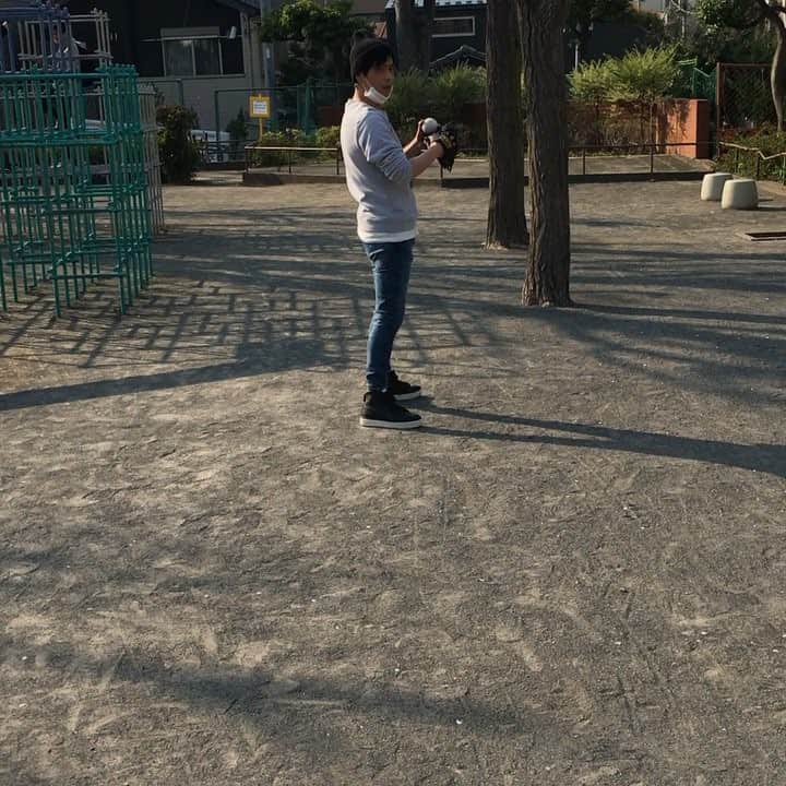 井上聡のインスタグラム：「高校生の頃、野球部の練習中に右肘と右肩を壊してしまい、もうまともに投げる事が出来なくなりました。それから野球は忘れ芸人なり現在に至ります。しかし先日、アニメの新巨人の星を観ていたら主人公 星飛雄馬が左肩を壊し、右投げにコンバートして活躍するという内容を観て「俺もやるぞ！」と思い、僕も左投げにして奇跡の復活を成し遂げてみせます！  #いや、復活はいいけどいつどこで投げんねん #そもそも復活ってなんやねん #再生回数の少ないユーチューバーの企画みたいなことすな！ #離れて見てた親子が不審がってたな #左投げの初日 #10球で肩に違和感 #夏までにはなんとか形にしたい #桜が散る頃俺の左も砕け散っているだろう #経過をまた報告します #せんでええ、せんでええ #目指せザ・ノンフィクション #上  聡」
