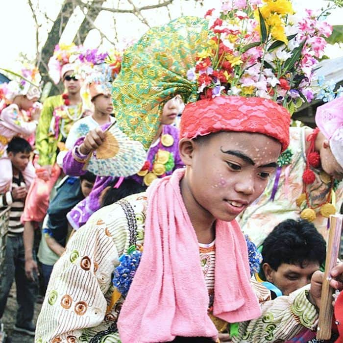 タイ国政府観光庁さんのインスタグラム写真 - (タイ国政府観光庁Instagram)「カラフルな民族衣装を着て出家する儀式「ポイサンロン」を見に行きませんか🌈✨﻿ ﻿ タイ北部ミャンマーとの国境の町メーホンソーンで、タイ・ヤイ族(シャン族)の少年達が一斉に出家をする儀式「ポイサンロン」が、3月下旬～４月上旬行われます😊﻿ ﻿ #タイ #メーホンソーン #ポイサンロン #無形文化遺産 #祭り #タイ祭り #仏教 #馬 #得度式 #タイ旅行 #旅好きな人と繋がりたい #もっと知りタイ #タイを知りつくす #こんなタイ知らなかった #thailand #maehongson #maehongsontrip #poisanglong #poisanglongfestival #festival #thailandfestival #localexperience #horse #amazingthailand #thailandtravel #thailandtrip #thai #thaistagram #lovethailand」3月28日 18時55分 - amazingthailandjp
