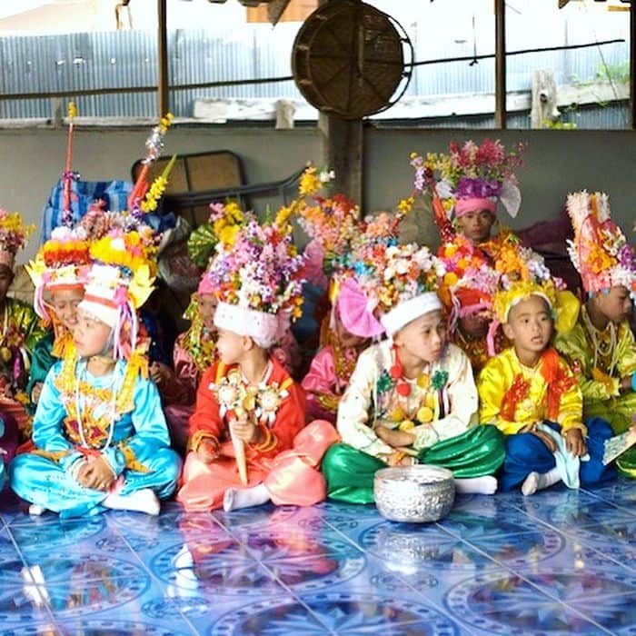 タイ国政府観光庁さんのインスタグラム写真 - (タイ国政府観光庁Instagram)「カラフルな民族衣装を着て出家する儀式「ポイサンロン」を見に行きませんか🌈✨﻿ ﻿ タイ北部ミャンマーとの国境の町メーホンソーンで、タイ・ヤイ族(シャン族)の少年達が一斉に出家をする儀式「ポイサンロン」が、3月下旬～４月上旬行われます😊﻿ ﻿ #タイ #メーホンソーン #ポイサンロン #無形文化遺産 #祭り #タイ祭り #仏教 #馬 #得度式 #タイ旅行 #旅好きな人と繋がりたい #もっと知りタイ #タイを知りつくす #こんなタイ知らなかった #thailand #maehongson #maehongsontrip #poisanglong #poisanglongfestival #festival #thailandfestival #localexperience #horse #amazingthailand #thailandtravel #thailandtrip #thai #thaistagram #lovethailand」3月28日 18時55分 - amazingthailandjp