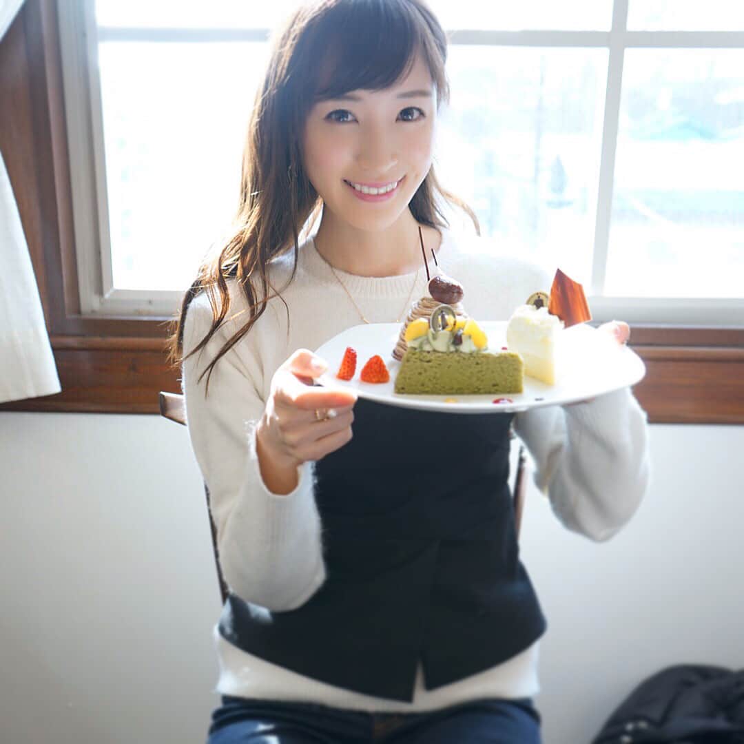 のインスタグラム：「小樽のルタオ🧀 数年ぶりに行ってきました☃️ ・ 今回初めてニセコに行って、ほぼ外国化した話題のニセコをやっと実感！ 標識は英語、店員さんもお客さんもほぼ外国人。 コンビニには外国らしいnutellaがたくさん置いてあったり カフェに入っても日本人は私たちだけって 分かってはいても日本とは思えない不思議な場所でした🙈💭 すごい現象😊 そして本当に良いところ! ・ 羊蹄山の湧き水で作ったお豆腐が あまりにも美味しくて たくさん買って帰ったので 急いで食べようと思います🙈💭 #北海道 #倶知安 #ニセコ #旅行 #羊蹄山 #山 #自然 #小樽 #ルタオ #札幌  #白い恋人パーク #hokkaido #niseko #otaru #travel」
