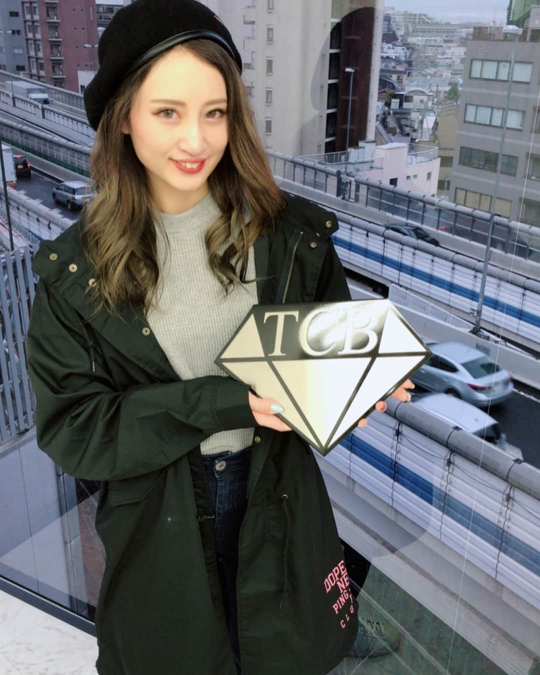 のインスタグラム：「#tcb式小顔美肌再生 して2週間が経ちました💆‍♀️✨ だいぶ引き上がって、糸にコラーゲンが入ってるからお肌の調子が良いっ😍✨ そして輪郭がスッキリしたせいか周りに痩せた？と言われルンルン♫ 1.2枚目がBefore、3枚目がAfterだよ💁‍♀️みてみて😳 . 予約の時に「yukarollyのインスタ見た」と言えば、私が受けたTCB式小顔美肌再生を含むいくつかの施術が最大40％OFFになるそうですっ🤗✨ 興味のある人はクリニックに相談してみてね♡ . クリニック→ @tcbsetagaya  先生→ @tcb_murata . #東京中央美容外科 #東京中央美容外科世田谷院 #美容外科 #世田谷 #池尻大橋 #田園都市線 #ヒアルロン酸 #ボトックス #リフトアップ #東京 #美容 #アンチエイジング #ミスワールド #ミスワールドジャパン2018 #missworldjapan #PR」