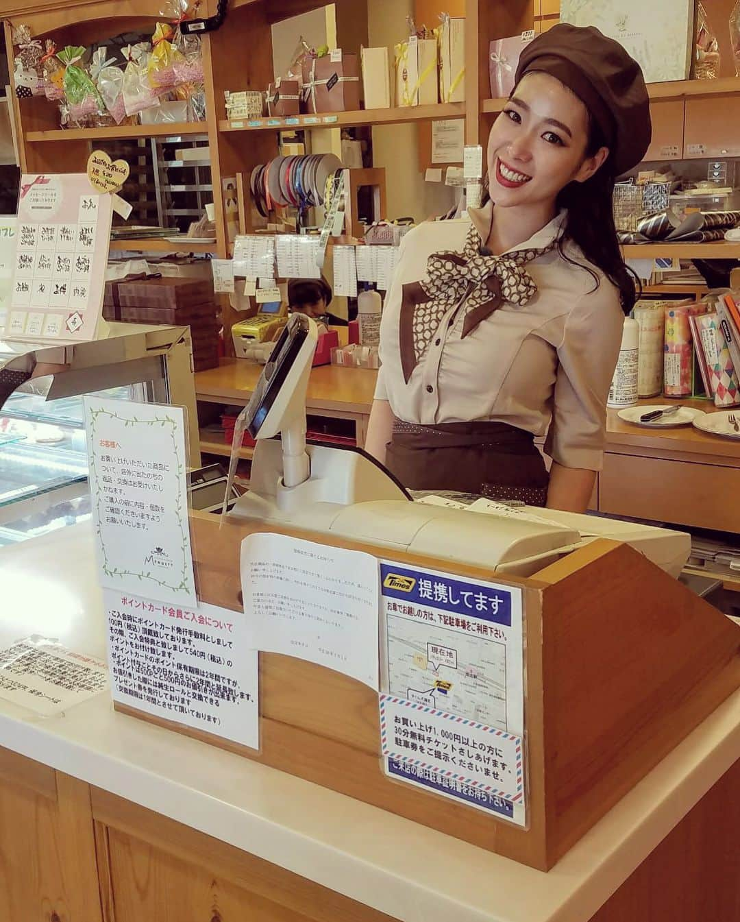 紅蘭さんのインスタグラム写真 - (紅蘭Instagram)「お菓子屋さんの制服初めて😂 番組ロケでした‼︎ 遂に 本日、0:00にbrosky jewelry新作UP致します‼︎ 是非プロフィールのURLから見てみてね‼︎ 毎回争奪戦になりますのでお早目にチェックをオススメします‼︎ 是非、前回ゲットできなかった方みてみてね 大きめのアイテムを入荷 お楽しみに  #紅蘭 #broskyjewelry #新作up #ジュエリー #金 #10k #14k #0:00更新」3月28日 20時28分 - kurankusakari