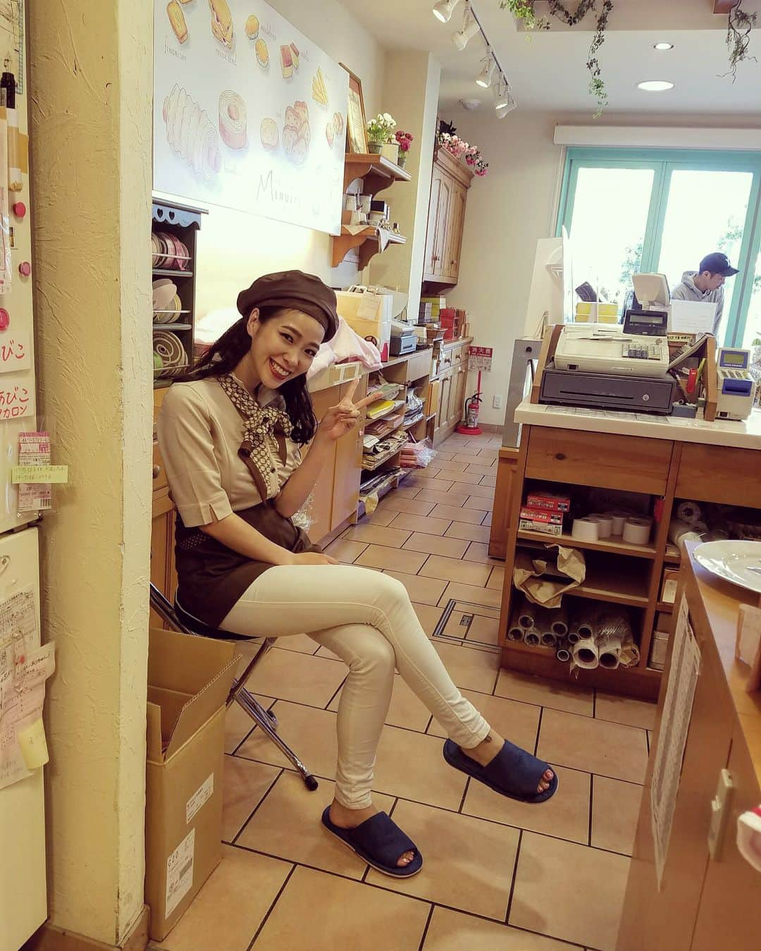 紅蘭さんのインスタグラム写真 - (紅蘭Instagram)「お菓子屋さんの制服初めて😂 番組ロケでした‼︎ 遂に 本日、0:00にbrosky jewelry新作UP致します‼︎ 是非プロフィールのURLから見てみてね‼︎ 毎回争奪戦になりますのでお早目にチェックをオススメします‼︎ 是非、前回ゲットできなかった方みてみてね 大きめのアイテムを入荷 お楽しみに  #紅蘭 #broskyjewelry #新作up #ジュエリー #金 #10k #14k #0:00更新」3月28日 20時28分 - kurankusakari