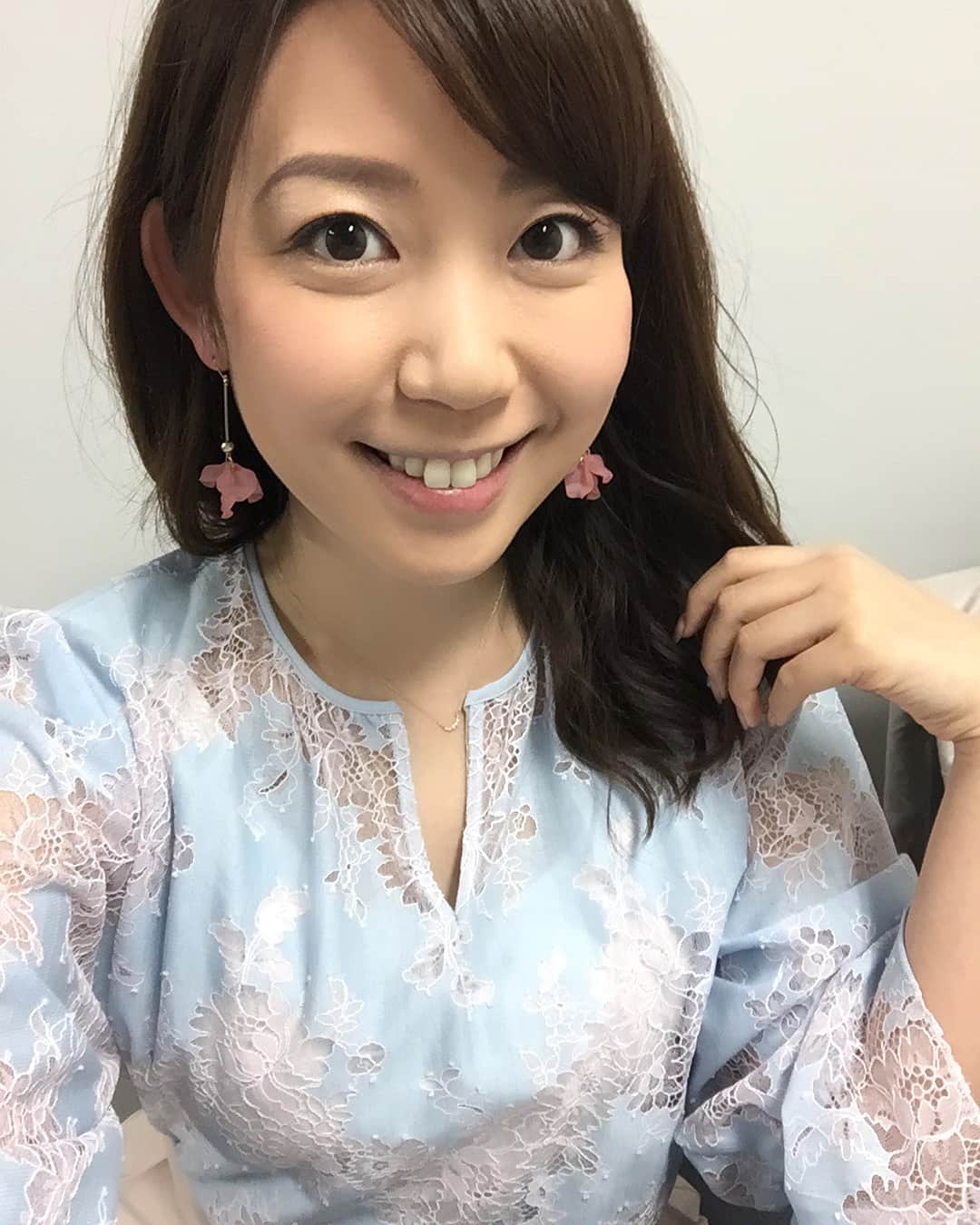 須黒清華のインスタグラム：「今日の衣装♪ 桜みたいな模様のブラウスに、 桜風のピアス🌸 靴までピンクでした〜。 あとどれくらい、お花見楽しめるかなぁ。 …にしても、靴のオシャレな撮り方がわからない。 下手すぎる💦 #桜づくし🌸 #桜コーディネート #衣装 #写真の撮り方研究中」