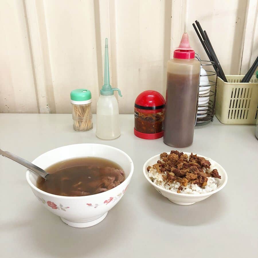 のインスタグラム：「「牛肉湯」  炭水化物を食べ続ける中、滋味深くとてもおいしいスープでした。こだわりのお母さんが「おいしいから食べていきなさい」と自信を持ってすすめてくれたスープを最終日に１人前じっくり味わってきました。 薄切りの生肉をよそったボウルにスープが注がれます。塩気はほのかに（塩とか醤油とか入れたくなる塩味。）素材からの旨みがじんわり、口に運ぶたびにおいしいって思う。（青菜は、牛脂を加えて炒めた香りがしたなぁ）  台南のboaちゃんとhsinくんが好きで良く食べると、教えてくれた３人で一緒に楽しく、1人でじっくり味わった康楽街牛肉湯の「牛肉湯」が私の台南の思い出の味になりました。 #cobo旅  #cobo旅taiwan  台南」