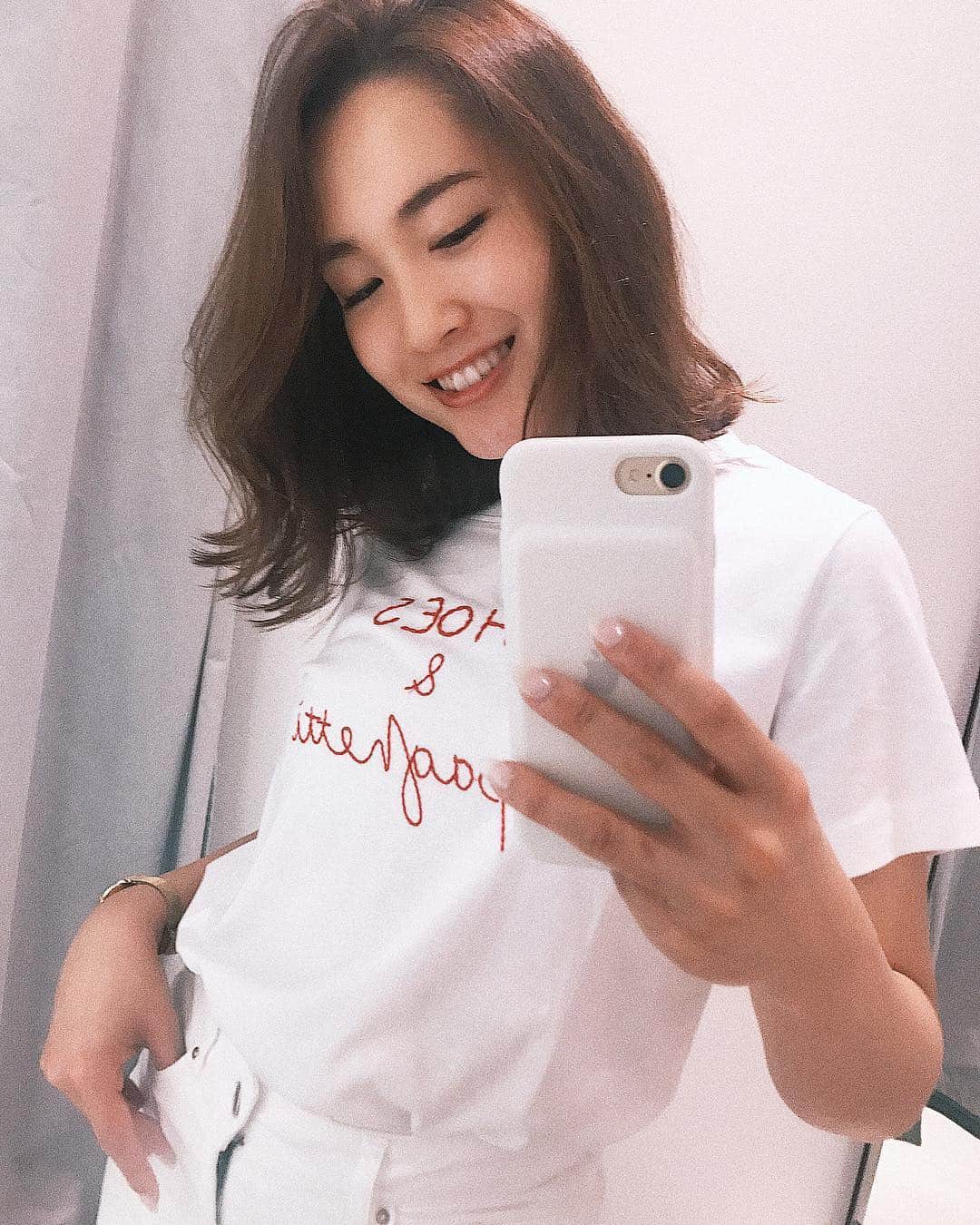 中野英菜さんのインスタグラム写真 - (中野英菜Instagram)「このTシャツ買うべきだったかな…？🤔 #Tシャツ #hm #白T #red #japan #smile #love #white」3月28日 21時56分 - ena_biyou