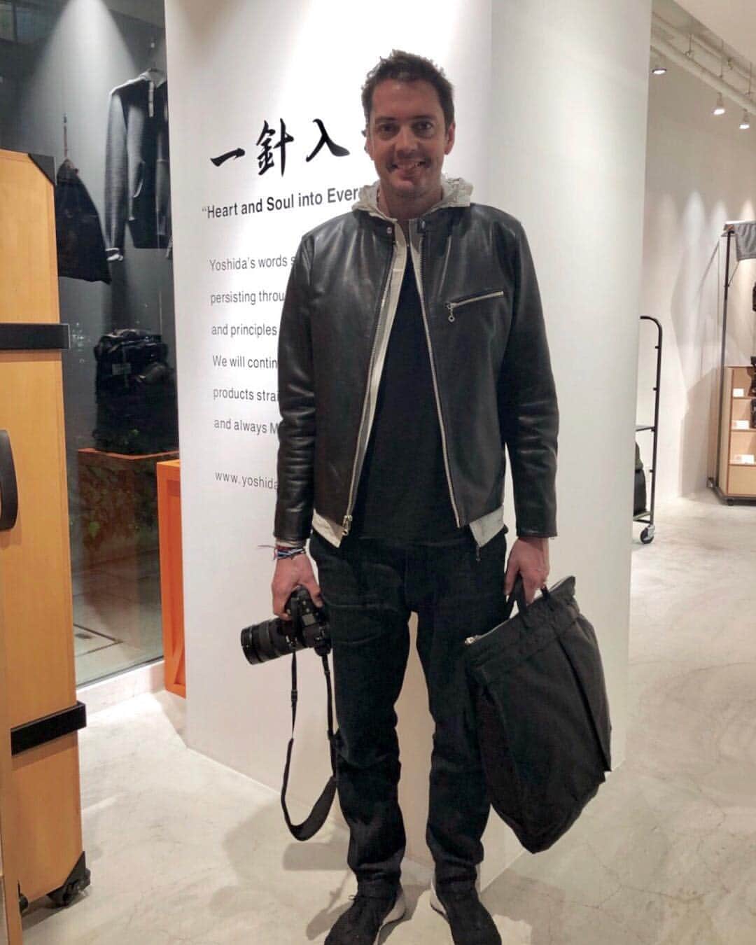 のインスタグラム：「来日中のrag & bone（ラグ&ボーン）のデザイナーMarcus Wainwright（マーカス・ウェインライト）さんが、PORTER OMOTESANDOにお越しくださいました。2002年にニューヨークでスタートしたrag & boneは、ブリティッシュヘリテージとモダンデザインをかけ合わせた独自のスタイルで人気を集め、伝統的なテーラリングと、前衛的でありながらもさりげないニューヨークらしい美しさを融合させたブランドとして知られています。過去にはPORTERともコラボレーションをし、ご好評いただきました。また、彼はライカの愛好家としても知られ、ライカストア、ライカブティックにて3月下旬より特別限定モデルを発売されるとのことです。お忙しい中お立ち寄りいただきありがとうございました。  Mr. Marcus Wainwright, the designer of rag & bone visited PORTER OMOTESANDO during his stay in Tokyo. rag & bone is a brand that started in 2002 at New York. They are known as a vanguard yet a brand with nice NY like details in traditonal tailoring. Their own style with a combination of British heritage and Modern design is very popular worldwide. Previously we have released a collaboration with PORTER. Moreover Marcus is well known as a Leica fan and a rag & bone special exclusive model will be released at the Leica store and Leica boutique from the end of March. Thank you very much for stopping by at our store durina a busy schedule.  #yoshidakaban #porter #luggagelabel #yoshida #吉田カバン #ポーター #porteryoshida #porterflagshipstore #porterstand #kurachikabyporter #madeinjapan #japan #instagood #instalike #instabag #ragandbone」