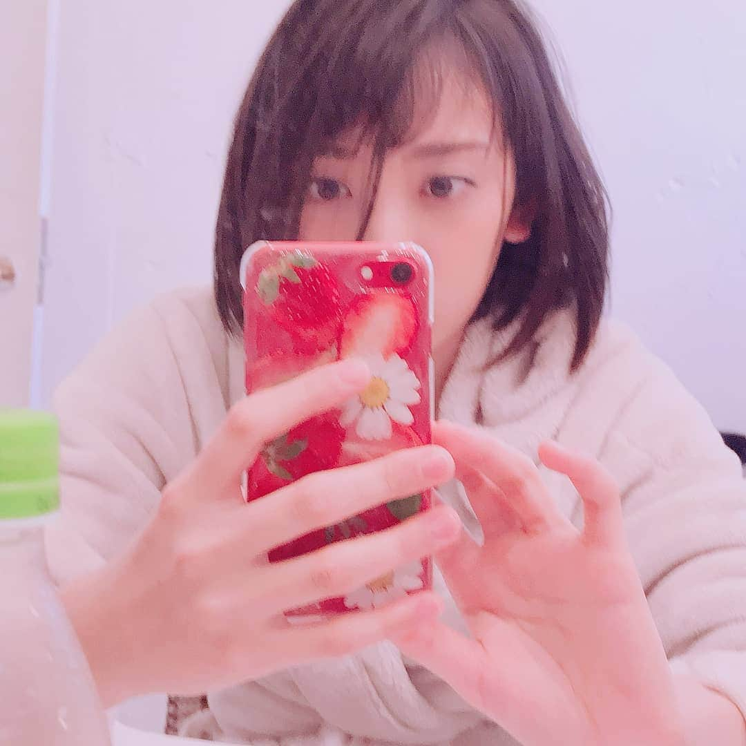 辻本杏のインスタグラム：「赤いiPhoneにイチゴのケースは全く目立ちませんね( ˘ω˘ )… (この写真はこの前のやつです)」