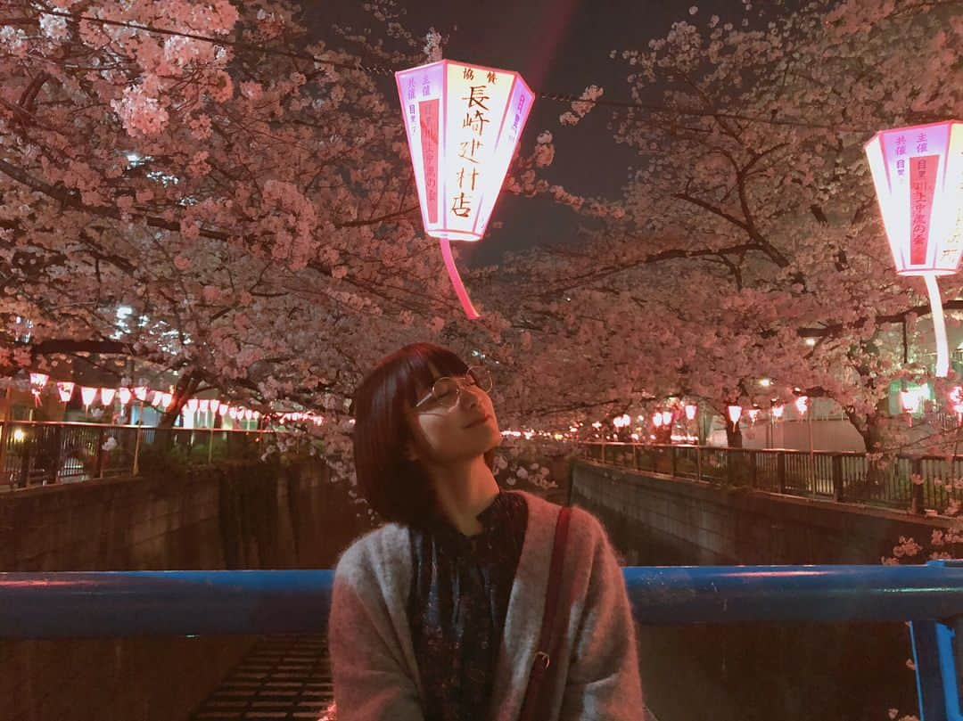 深川麻衣 さんのインスタグラム写真 - (深川麻衣 Instagram)「🌸 友達と夜桜を見に目黒川へ！ 東京に来てもう結構たつのに、 ちゃんとお花見したの今年が初めてでした。 はぁーーー綺麗だった…。 信じられないぐらい幻想的でした＊」3月28日 23時10分 - fukagawamai.official