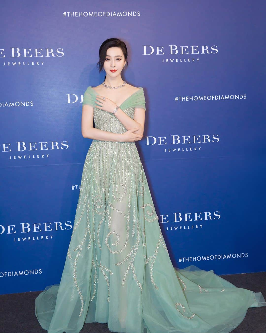 ファン・ビンビンさんのインスタグラム写真 - (ファン・ビンビンInstagram)「Glad to join Lotus by De Beers event in Taiwan @debeersofficial, enjoying the lovely weather and friends here! #debeerslondon #debeerslotus #thehomeofdiamonds  Styling credit: @georgeshobeika @minruir」3月29日 0時16分 - bingbing_fan