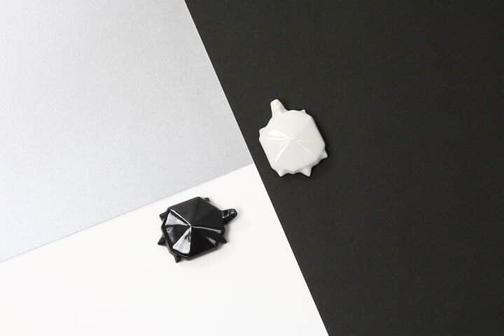 IROZAのインスタグラム：「「長寿」を象徴する縁起の良い生き物とされている、亀の折り紙がモチーフの箸置き。  モノトーンを選べば洗練された印象に。  #iroza #色からモノを好きになる #irozanippon #japan #tokyo #harajuku #laforetharajuku #black #white #monotome #madeinjapan #japanmade #life #lifestyle #tablewear #イロザ #イロザニッポン #日本 #東京 #原宿 #ラフォーレ原宿 #モノトーン #黒 #白 #箸置き #ライフスタイル」