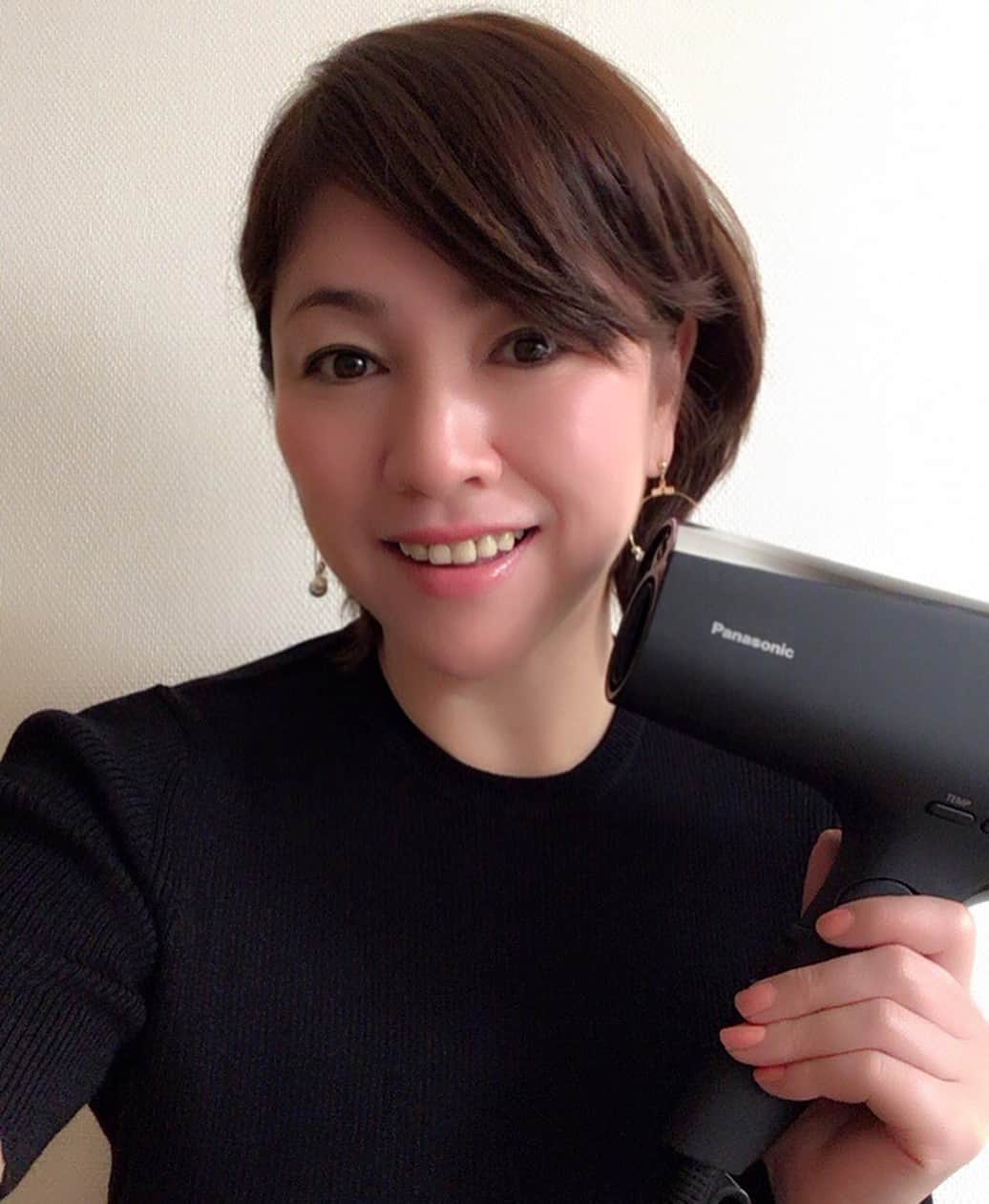 のインスタグラム：「毎日、私にとって欠かせない 【パナソニックビューティプレミアム】のヘアドライヤー❣️ 髪に潤い与えながら ふんわり❣️しっとり❣️ 乾かすだけで「ナノイー」とダブルミネラルで摩擦ダメージ、紫外線に強い髪にしてくれる😍  ボリューム設定あるので、 私はいつもボリュームアップ⤴️⤴️⤴️ 髪が細くて柔らかいので すぐにペタッとなってしまいますが、 このドライヤー使うと根元もすごくふんわり💕  髪の長さも選べるので 私はショートに設定👆  そして５分もかからないで乾いちゃう😍  手放せません❣️😍 #パナソニックビューティプレミアム #ヘアドライヤー #ナノイー #ダブルミネラル #ボリューム設定 #長さ設定 #毎日使うものだからこそ #最高なものを使いたい #pr #bimajo #大人女子 #パナソニックビューティアンバサダー #田中悦子 #followme」