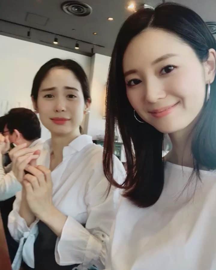 橋本まゆのインスタグラム：「桜を背にお花見ランチ🌸 私の癒し🌿@fukudameiko  めーちゃんに会うと心が浄化される。いっぱい話したはずなのに不思議な事にまだまだ話せちゃう♡ はぁ、よく笑った♡♡」