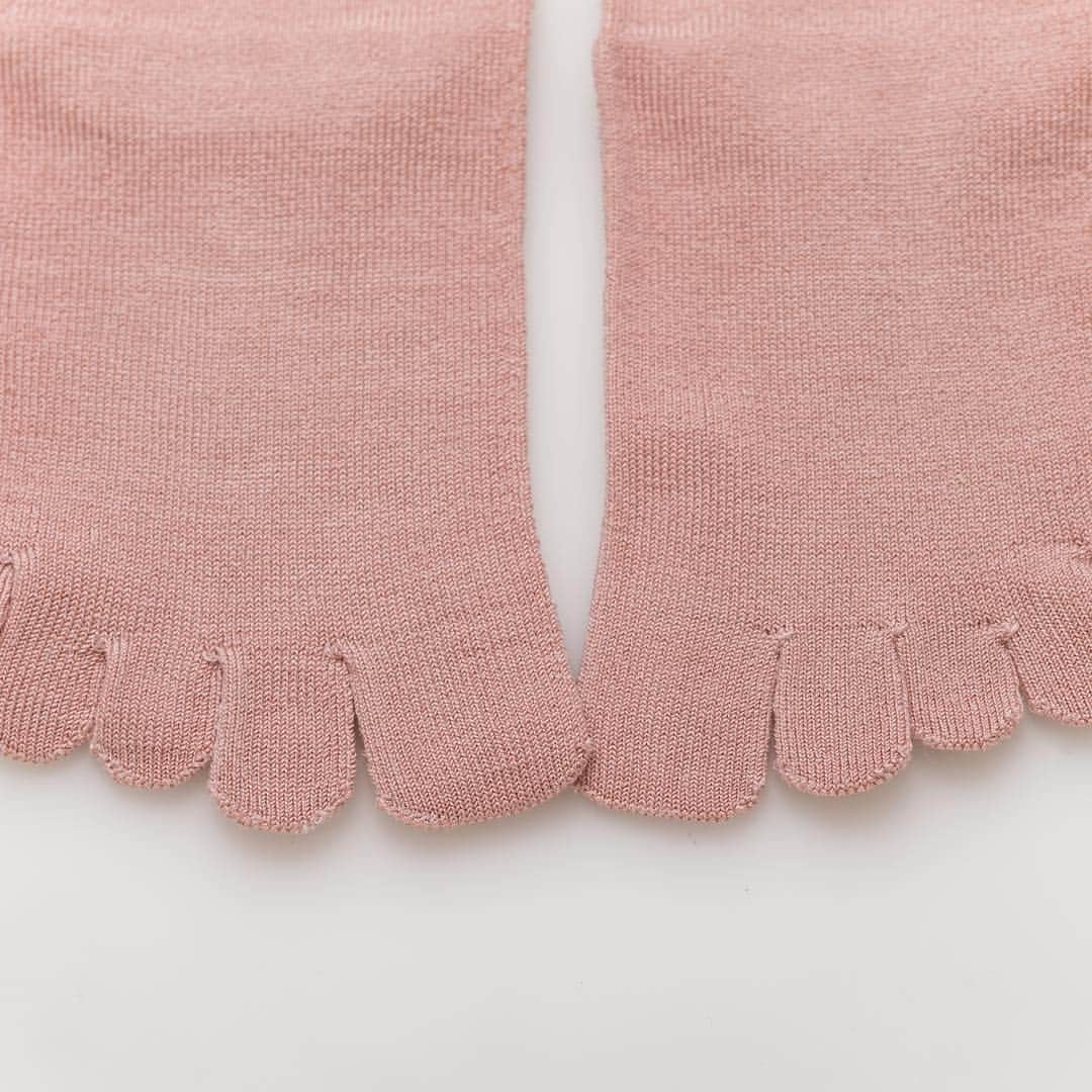 KINUのインスタグラム：「From NYC, introducing Japanese Philosophy through KINU, Five Finger silk socks.  Link→ https://www.kickstarter.com/projects/1316506085/kinu-the-five-finger-100-silk-socks-from-japan  #craftmanship #madeinjapan #kickstarter #silk #organicfashion #zen #socks #tabi #kinu #yoga #running #gift #fashion #japan #mensfashion」