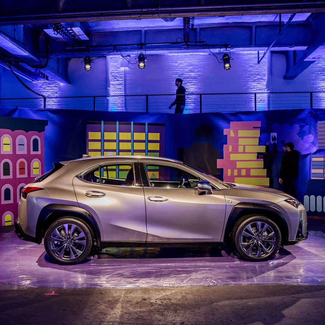 のインスタグラム：「A work of art, from skyline to curbside. Introducing the all-new luxury crossover #LexusUX, shown here making its North American debut last night in partnership with nonprofit @RxArt and artist @DanielHeidkamp. #NYIAS」