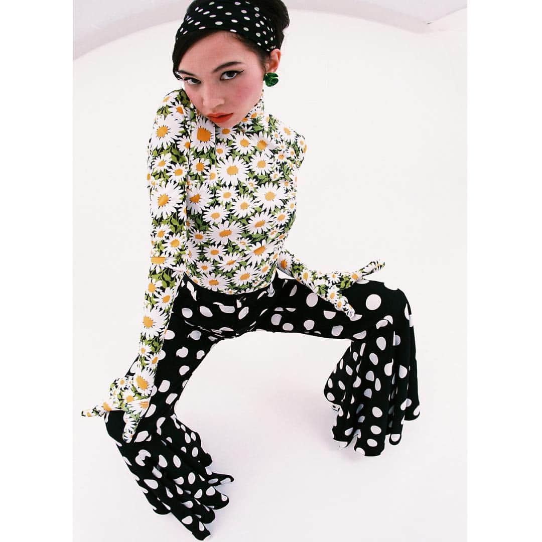 Shun Watanabeのインスタグラム：「🌼⚫️💚⚪️🌼 @numerotokyo 2018 May POP issue “Pussycat Meow”  Photography: Monika Mogi @monimogi  Styling/Fashion Director: Shun Watanabe @shun_watanabe  Hair: Taku @t.cutters @___cutters___ Make up: Misuzu Miyake @misuzumiyake  Model: Kiko Mizuhara @i_am_kiko  Wearing Top: Richard Quinn @richardquinn1 Pants: Palomo Spain @palomospain #numeotokyo #kikomizuhara」