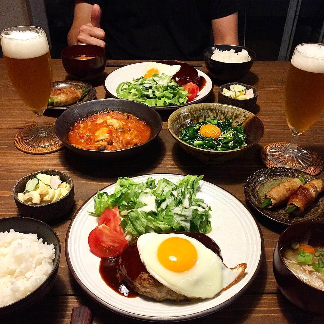 のインスタグラム：「今日の晩御飯🍚 久々に一緒に食卓を囲めると思って、 ついつい作り過ぎちまった... ハンバーグのソースにひらめきで カシスリキュール入れたら大成功🤣 明日からまた暫く忙しいの... 土曜日からは広島出張じゃ🚅 #food #foodie #foodstagram #foodporn #foodgasm #foodphoto #foodpic #show_me_your_food #foodshare #foodblogger #fooddiary #foodphotograph #foodcoma #foodoftheday #yum #yumyum #yummy #followme #tonightsdinner #withmyhusband #me #今日の晩御飯 #おうちごはん #手作りごはん #ハンバーグ #ふたりごはん #日々 #暮らし」