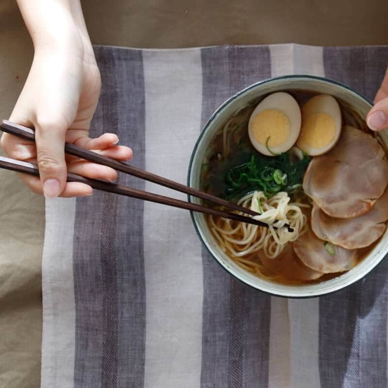 HornPleaseのインスタグラム：「・ 八角箸は八角に削ることで持った時にどの面にもフィットするから手に馴染み、とりにくい麺類も食べやすいんです。 ・ ・ ・ #hornpleaseselect ・ ・ #RESTFOLK #雑貨 #日用品  #インテリア #ナチュラル #天然素材 #暮らし #くらし #丁寧な暮らし #暮らしを楽しむ #暮らしの道具 #日々の暮らし #おうち #キッチン #食卓 #日本製 #八角箸 #箸 #和食 #食卓 #シンプル #キッチン雑貨  #interior#interiordesign #natural #madeinjapan #foodstagramd #chopsticks」