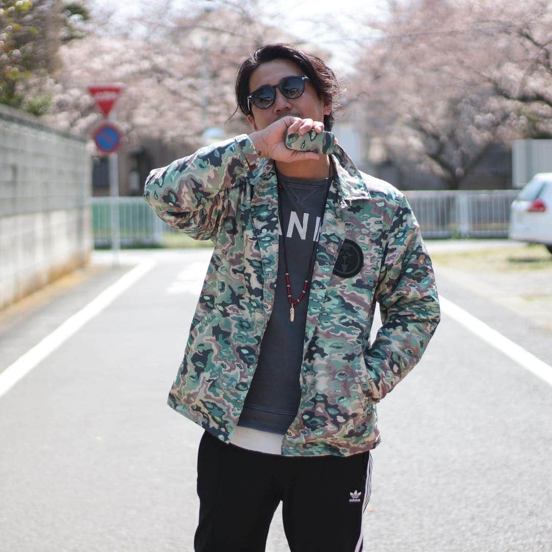 yoshiyaのインスタグラム：「2018/03/29☀️ . @NIGO ®︎氏とのコラボIQOS 「THE CAMO COLLECTION™」 . ジャケットと合わせてお出かけ🍺 . #PR #IQOSアンバサダー #adultIQOSusers #IQOSnotriskfree」