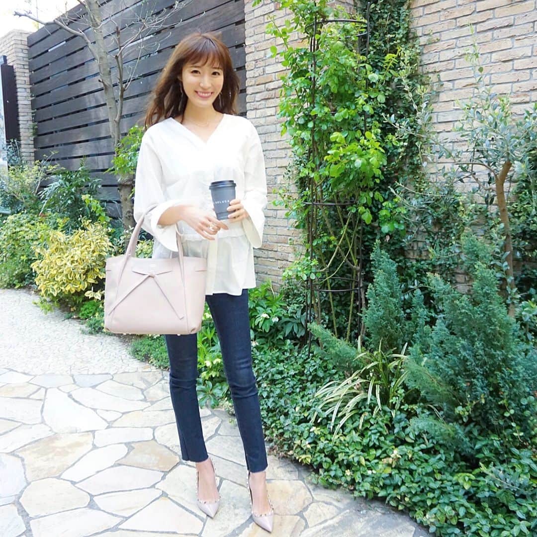 のインスタグラム：「上着なしで過ごせるなんて それだけで嬉しい🌞❤️ tops: #milaowen pants: #ZARA bag: #ninaninaricci pumps: #valentino ・ ・ この春デビューしたばかりの ニナリッチのバッグ。 たっぷり入る&ポケットもたくさんあるので使いやすい♡ 最近小さめのバッグが多かったからか 尚更包容力を感じてます🎒🌸 #ファッション #コーデ #ミラオーウェン #ザラ #ニナニナリッチ #ニナリッチ #バッグ #ヴィーナス #春服 #春コーデ #春 #ninaninaricci」