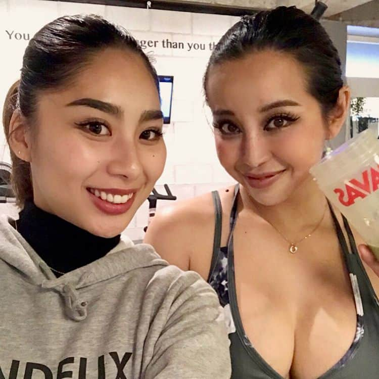 PINKYさんのインスタグラム写真 - (PINKYInstagram)「Workout time🏋️‍♀️🌈🍑 . 毎週の楽しみな @undeux55 での産後トレーニング👙💖 . UNDEUXは子連れで行けて、 子供と一緒に遊びながらできるトレーニングを教えてもらうことも出来るので、宅トレでとても役立っています🤗👶🏻💖🏋️‍♀️ . myトレーナー、アミちゃん @ami_fit_717 を始め、 スタッフの方達は皆んな優しくプロフェッショナルな方達ばかり🏋️‍♀️✨ . UNDEUXでは、パーソナルトレーニングと併せて美容整体やエステを受けることができるのもポイント💆‍♀️❤️✨ . 最近は実際にエステで使用されているスリミングジェル(4枚目)を毎日使っているのですが、めちゃめちゃ良いです😍💕 ・・・ #mommy #workout #training #trainingday #産後トレーニング #産後ダイエット #産後9ヶ月 #ボディメイクスタジオundeux #mama #momlife #mommy #mommyslay」3月29日 19時40分 - shanti_pinky_shanti