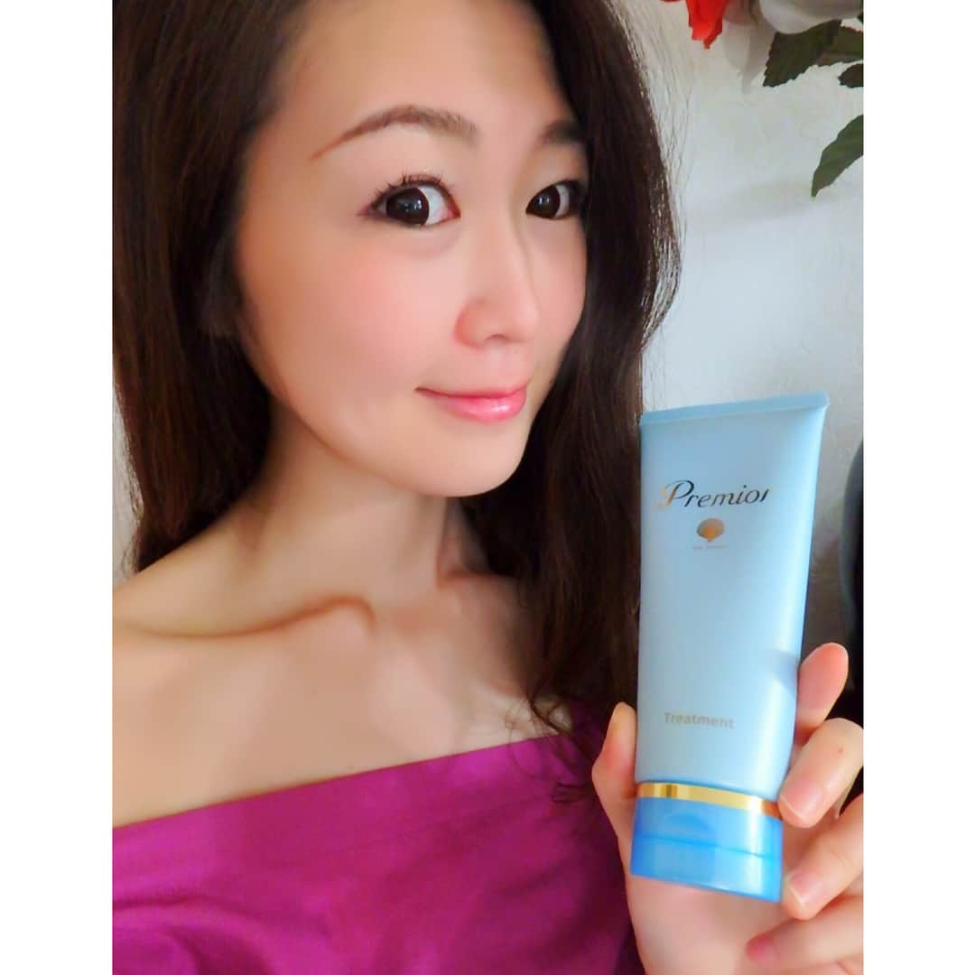 花田浩菜さんのインスタグラム写真 - (花田浩菜Instagram)「この時期の乾燥ダメージは、 肌だけでなく髪もしかり💇‍♀️ . . #ヘアケア では香りも重視しがちな私ですが、#ラサーナプレミオール （＠premior_official ）の香りは女性らしくてとても好み！ 昔から#ラサーナ のヘアケア製品は成分も合うのか、#ダメージヘア の私の髪をさらっさらにしてくれるので大好きなんです😊 . . 今回頂いた 『ラサーナ プレミオール 21日間スターターセット』はシャンプー、インバストリートメント、アウトバストリートメントのフルセット。3つのステップ全てに同じシリーズを使うことでより効果的だそうで、#産後の抜け毛 もはじまり切れてボロボロだった髪の毛も、少ししっとり落ち着いてくれた気が😳 . . まだ使い始めですが、これからもサラサラヘア目指して使い続けてみたいと思います💕 . . #プレミオール﻿ #premior﻿ #ラサーナ #ラサーナプレミオール﻿ #ヘアケア﻿ #ダメージケア ﻿#シャンプー﻿ #トリートメント﻿ #洗い流さないトリートメント #ママライフ #男の子ママ﻿ #PR #happy #happydays」3月29日 20時12分 - hanadahirona