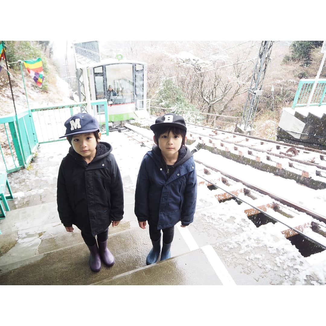 のインスタグラム：「❤︎ 先日の丹沢大山エリア巡りの続き😊 * * ケーブルに乗って山頂に向かう景色は圧巻の雪景色‼️寒さより感動を覚えました 天気が良ければ綺麗に富士山も見えるようでまた新緑の季節家族で行きたいな‼️ 帰りに温泉もいいな♨️ * * 今回の旅は 小田急電鉄の「丹沢・大山フリーパス」を使用しています❤︎ 小田急線の往復きっぷが付いて ケーブルカーにも乗れて 2日間乗り降り自由のおトクなフリーパスです✨ https://www.odakyu.jp/oyama/ ❤︎ #小田急#小田急電鉄#丹沢大山フリーパス#丹沢#大山#PR#fashion#coordinate#ootd#trend#outfit#instafashion#twins#ig_kidsphoto#ig_twins#cutetwinsclub#kids_japan#love#kidsfashion#twinslove#twinsboys#mamagirl#7歳#ママリ#男の子#双子」