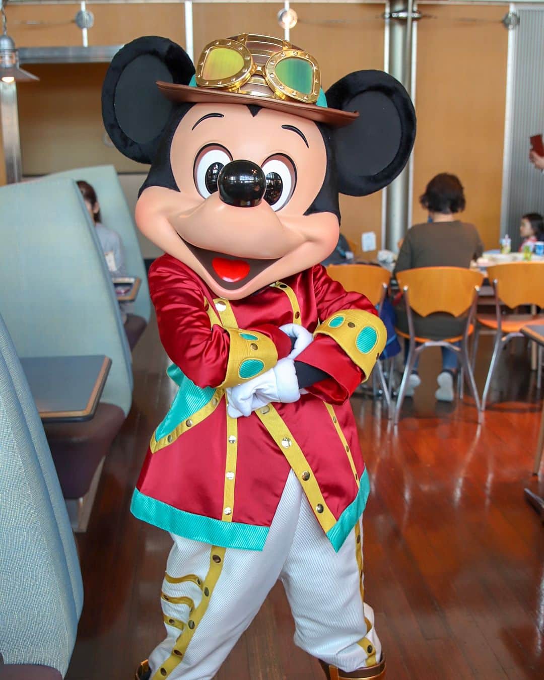 のインスタグラム：「＊ ＊  ズン写真をライトルームでいじってみたので、インスタにも載せてみる📸  #tokyodisneyresort #tokyodisneysea #mickeymouse #minniemouse #pluto #lightroom #ホライズンベイレストラン #ミッキー #ミニー #プルート #キャラダイ #キャラグリ #カメラ女子 #ディズニー好きな人と繋がりたい #詳しくはアメブロで  @cameratool さんがレンズ貸してくれたから、いつもより明るい✨  しかし、新しいレンズが欲しくなってしまったではないか…(｀・ω・´)←」