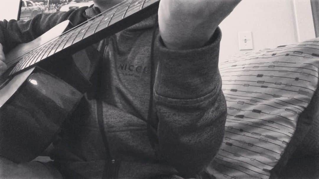 ヒューバートのインスタグラム：「Discovered Seafret, loving most of the songs on this album :)」