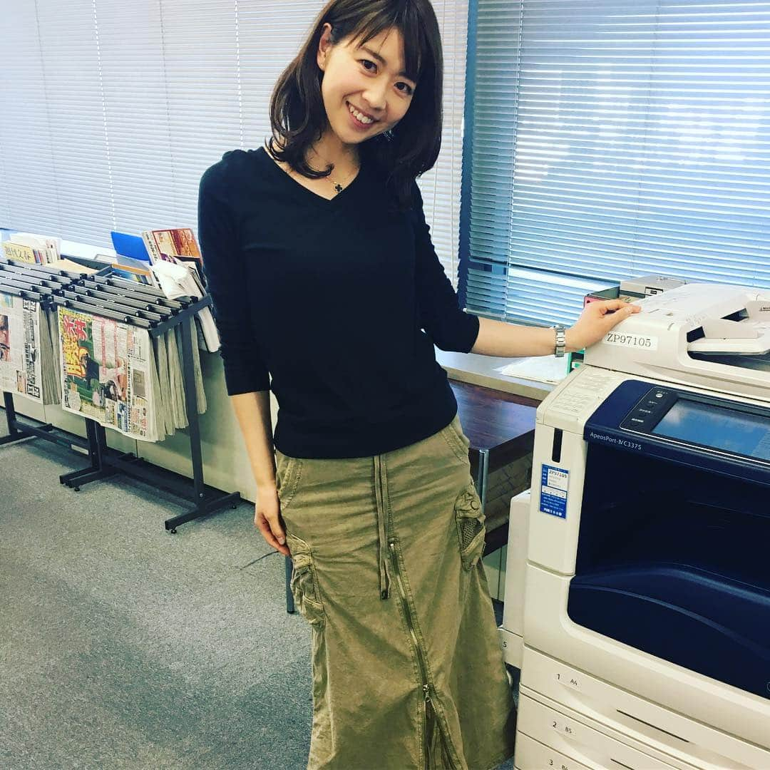 虎谷温子さんのインスタグラム写真 - (虎谷温子Instagram)「こんな感じの服装でいたら、2歳の息子がスカートを指差し、 「なんで今日それなの？なんで？」 と、何度も聞くので 「どうして？嫌なの」と聞くと、嫌だ、と。 「あらっ、そうなの！？」というと、 「もっとゆらゆらのお洋服着てほしい…」 と… どうも、可愛らしいひらひらしたスカートを履いてほしいらしいのです。  こ…これがいわゆる雑誌などでよく見る「男ウケ」なるものかぁ！！！と思いつつ、2歳でも、その感覚がわかるのか…と、驚きました😵 #4歳長女にも #ママ可愛い服着て #と言われる #自信ないけど頑張ります😭」3月29日 12時48分 - atsukotoraya.ytv