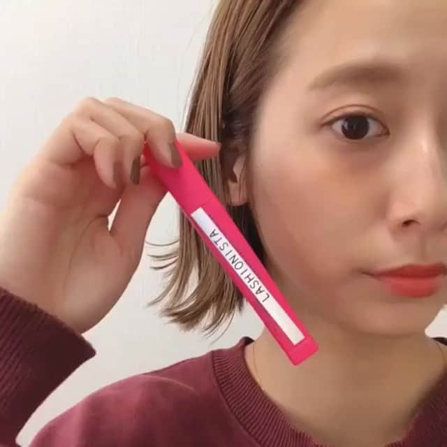 メイクとヘアアレンジ動画?otehon[おてほん]のインスタグラム：「メイベリンのラッシュニスタNの使用感を @ishidakazuho 様からrepostさせていただきました💁‍♀️ ・・・ プチプラ新作マスカラ💰 . ☑︎2/16発売 #メイベリン #ラッシュニスタN . 私的プチプラマスカラといえばメイベリン🌼 ロングマスカラで人気のラッシュニスタが リニューアルしたということでメイベリンさんから プレゼントしていただきました🎁 . 一言でナチュラルにのびるマスカラ。 仕上がりは動画みれば伝わるかなと思います☺️ . コンパクトでぬりやすくて とにかくカールキープ力がすばらしい👏 この日夜までメイク直ししていないのに しっかりまつげだけはパッチリしてました😳🔍 ぜひぜひブラウン系のカラーも登場してほしい🙇‍♀️ . @maybelline  #otehon #make_ik#maybelline#make#makeup#cosmetics#cosme#beauty#myfavorite#instabeauty#pr#落とせるまつエク#ブラックマスカラ#マスカラ#メイク#コスメ#セルフメイク#メイクプロセス#メイク動画#お気に入りコスメ」