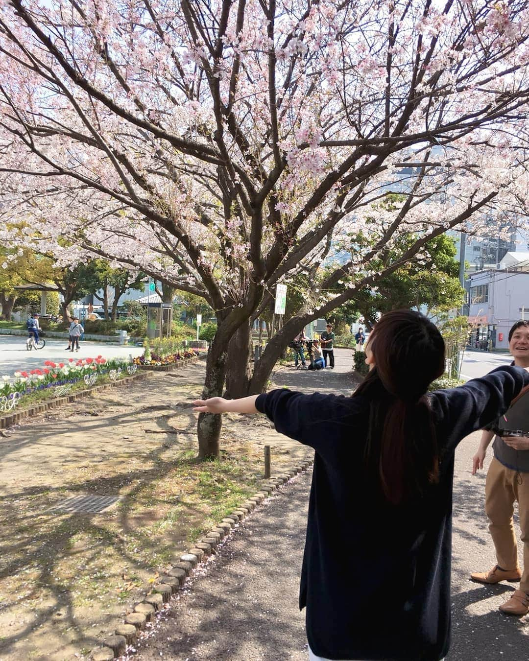 静岡朝日テレビ「サタハピ しずおか」さんのインスタグラム写真 - (静岡朝日テレビ「サタハピ しずおか」Instagram)「広瀬です。今日はすろーかる特集ロケです。 静岡市、まさにお花見日和！小田さんも私もディレクターさんも思わず笑顔です(^^) #サタハピ #すろーかる #伝馬町 #小田庸介 さん #広瀬麻知子 #放送は4月7日 #お花見の時はおいなりさん派」3月29日 14時56分 - satahapi