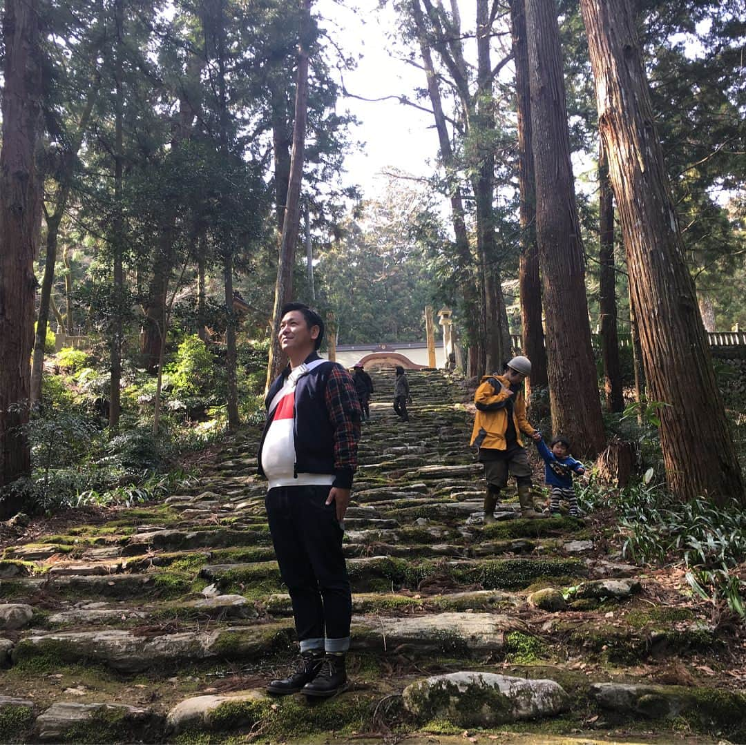 川島章良さんのインスタグラム写真 - (川島章良Instagram)「徳島県にテレビ東京『昼めし旅』のロケに行かせてもらいました。29日と4月5日オンエアーです。 #昼めし旅 #徳島県 #鳴門市 #神山町 #山奥でも #日本一の #ネット環境な町 #神山町 #若者が集まる町 #神社までの #階段 #だいぶ神秘的 #ただ #かなり急な #階段 #息切れ注意 #はんにゃ川島」3月29日 14時46分 - hannyakawashima