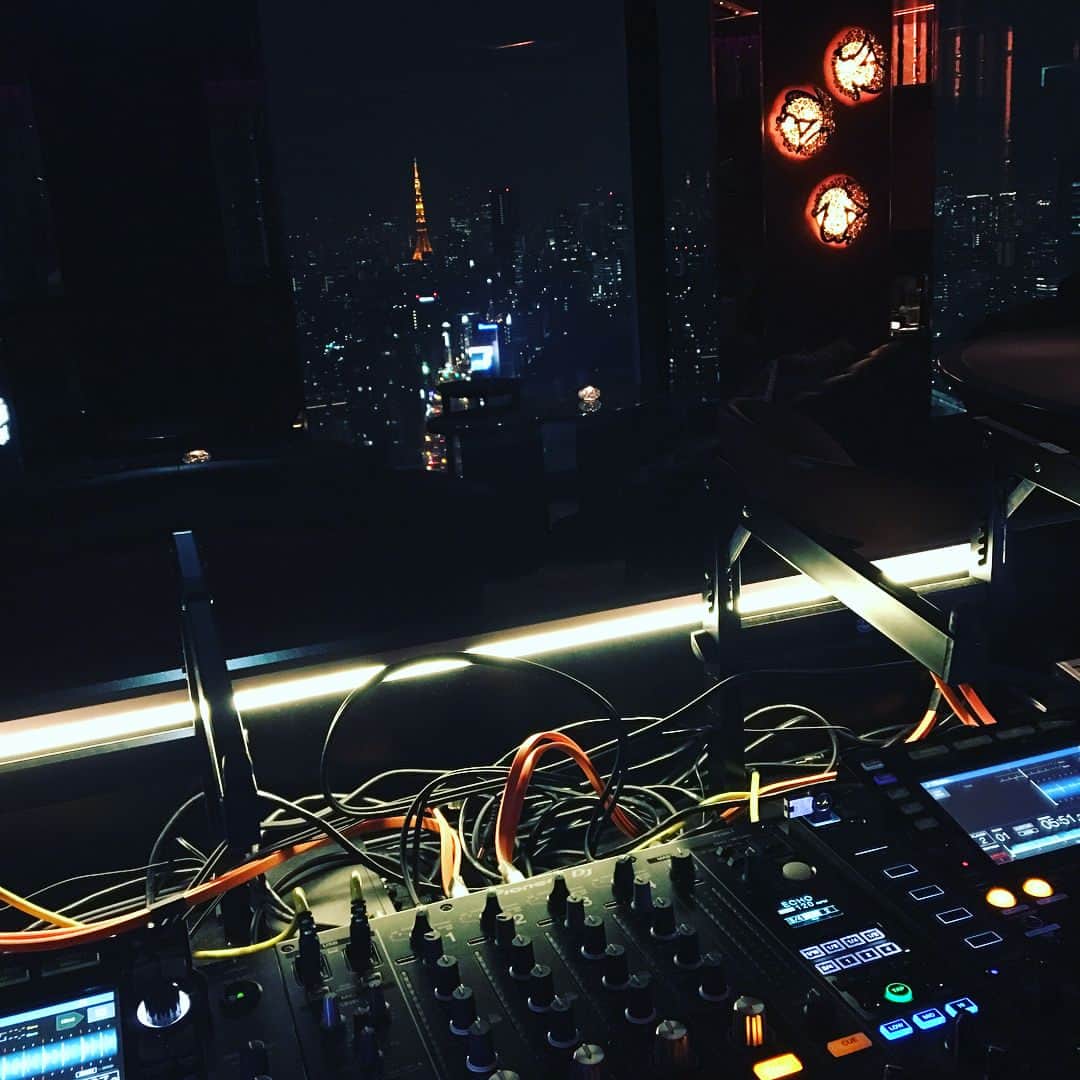 SHIGEOのインスタグラム：「今宵はtable9でDJしております(^^) @table9tokyo」