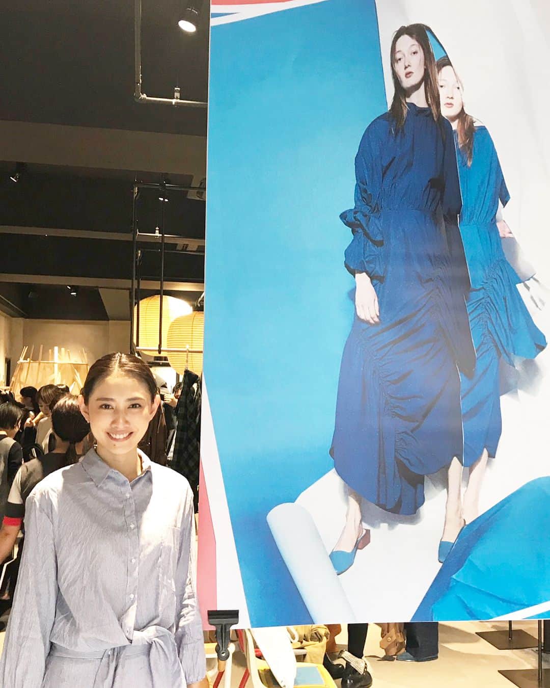 島村まみのインスタグラム：「#ENFOLD の2018秋冬展示会に行ってきました🧥 暖かくなってコートがいらなくなっと思ったらもー秋冬なんですね🍁  一味違ったおしゃれなお洋服が沢山でした。 私はオフホワイトのコートをオーダー。形がとても綺麗でした✨  #enfold #秋冬展示会#2018秋冬#展示会」