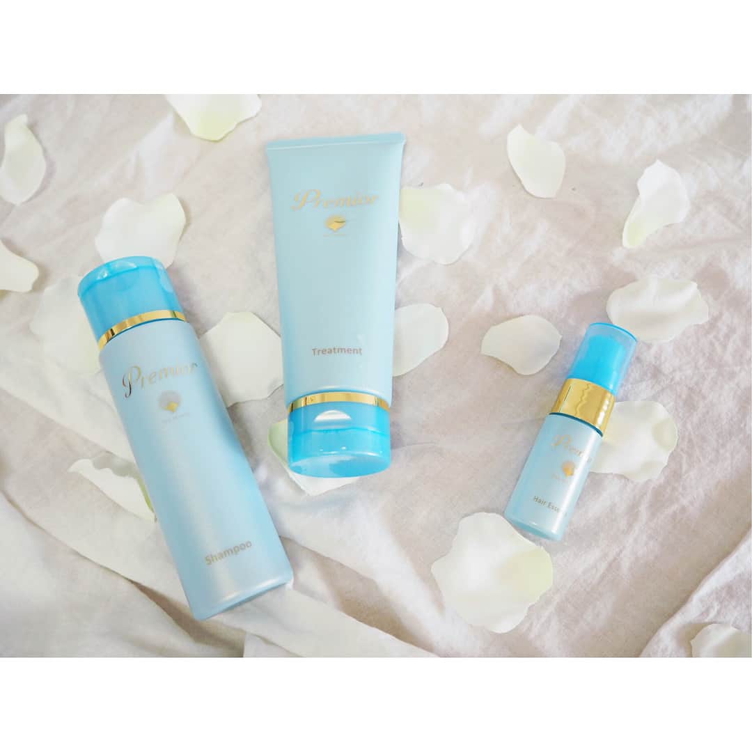 のインスタグラム：「❤︎ あのラサーナから新ヘアケアシャンプー  ラサーナプレミオール @premior_official  が発売開始したので  21日間スターターセットを試しています❤︎ * * シャンプー、インバストリートメント、アウトバストリートメント の3ステップケアで、しなやかで優雅な髪へ導いてくれます❤︎ 髪はもちろん頭皮ケアにもいいのは嬉しい❤︎ * * 高級感ある香りがお気に入り❤︎ 髪の毛もしっとりして今後も使い続け美しい髪を手に入れたいな😊 ❤︎ #プレミオール﻿#premior﻿#ラサーナ#ラサーナプレミオール﻿#ヘアケア﻿#ダメージケア ﻿#シャンプー﻿#トリートメント﻿#洗い流さないトリートメント﻿#PR」