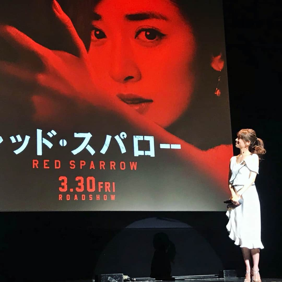 泉里香さんのインスタグラム写真 - (泉里香Instagram)「映画「レッドスパロー」公開直前イベントに参加させていただきました。 美と気品を持ったスパイ、ドミニカ 「人間の欲望はパズル、そのピースを埋めることでターゲットをコントロールできる。」家族のため、スパイの道へと歩むことになった彼女は一体何者なのか🌹 先に鑑賞させて頂いたのですが、最後まで目が離せない作品でした。レッドスパロー、明日 3月30日公開です🌙 #レッドスパロー#redSparrow#JenniferLawrence」3月29日 16時49分 - rika_izumi_