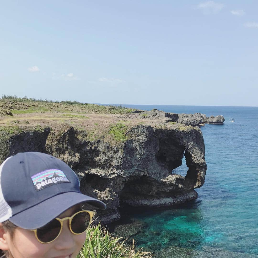 010iii_k_kot_kot__40さんのインスタグラム写真 - (010iii_k_kot_kot__40Instagram)「#okinawa #travel #sea  万座毛と娘ʕ•ᴥ•ʔひょっこり * * 沖縄post続いて  しつこい * * #Patagonia #kids #instakids #沖縄 #沖縄旅行 #万座毛#連日沖縄postすいません💦」3月29日 17時15分 - 010iii_k_kot_kot__40