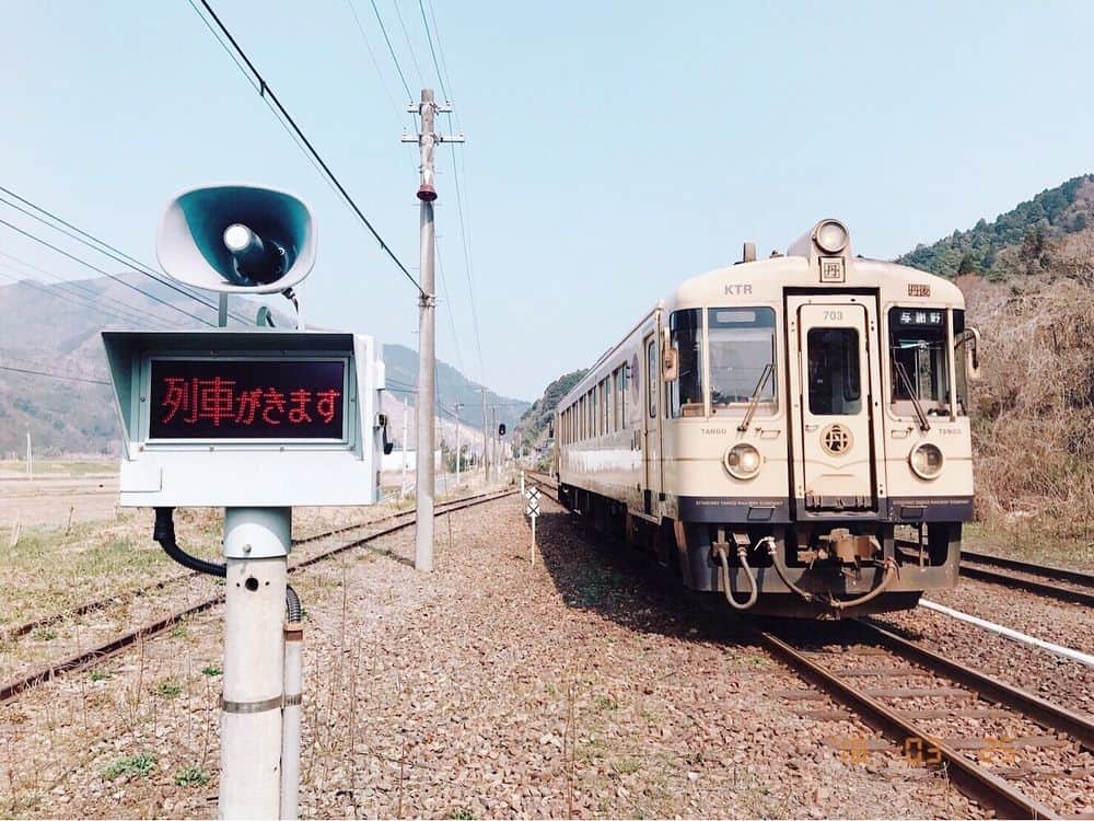 滝沢カレンさんのインスタグラム写真 - (滝沢カレンInstagram)「みなさん、こんにちは😃‼️ 少し前に、また石原良純さんと鉄道の旅に出かけてきました🚃✨(もちろんお仕事)  毎度毎度２人で旅してきましたが、 今回はとっておきの親子であり仕事仲間である、完熟フレッシュさんが来て頂きました👨‍👧💜 今回は京都の鉄道でひたすらお話会をしたり、写真を撮ったり、いつも２人ならしっとり石原良純さんのリーダーが発揮されますが、完熟フレッシュさんが加わっても変わらない石原良純さんのリーダーに私たちは安心しました☺️👥🙌🏻🙌🏻 本当に今回もずっと気分が上がっていて激しくお話されていました😆❣️ 私も天気の良さと温かさと女の子(レイラちゃん)がほかにいるという心強さで本当に楽しく最後まで爆笑しました☺️💞💕✨ 水晶を使って写す技法はなかなか水晶を持ち歩くのもなんだかな🤔って人も、そこは我慢して持ち歩いてください😚💙 ここに写し出して他の人とは違った写真を後々見返せます👍🏻👱🏻‍♀️ みなさん、本当に愉快な人で桜のように笑い合いながら夕方になり解散しました👋🏻💖 たくさん素敵な事を知れたので、私はそれを皆様に伝えるのです💌💓 そしてどうやら、丹鉄ではフォトコンテストをしているらしく私たちも応募しようとなり、申し訳ないくらい自分ですが、レイラちゃんが幻想的に撮ってくれたので、私が海で今にも振り向きたそうな加減の夕日写真にします❤️💞 すごく綺麗な夕日と突如不自然にもどこか自然に感じるブランコが魅力的でした👍🏻👱🏻‍♀️ とりあえず言葉でいっても見る方が残るので詳しくは写真見といてください👀👱🏻‍♀️👌🏻🙋🏼 それでは、さよなら👋🏻💛 #京都の景色にやられたよ #日差しと温かさにさらにやられたよ #目が喜ぶのがわかるんだ #気持ちに嘘がないって素敵だな #気持ちはやっぱり顔にでるから #顔の筋肉の正直さにはお手上げさ #丹鉄 #丹鉄フォトコン」3月29日 17時25分 - takizawakarenofficial