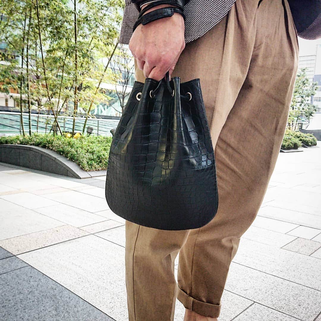 のインスタグラム：「CISEI×山本製鞄 CISEI新作の巾着型バッグを山本製鞄がクロコダイルレザーを用いて仕立てた逸品。  #strasburgo #strasburgomens #strasburgolife #strasburgoquality #cisei #bag #itbag #new #fashion #fashionlife #fashionpost #fashionlover #lifestyle #luxurylife #ストラスブルゴ #シセイ #山本製鞄 #巾着 #クロコダイル #ファッション」