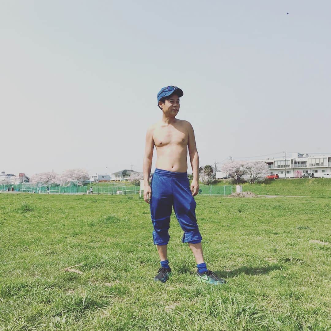 名倉潤さんのインスタグラム写真 - (名倉潤Instagram)「子供達と犬の散歩、鬼ごっこ。 暑くて裸で鬼ごっこ。 #裸が木戸修」3月29日 17時53分 - nagrat1968