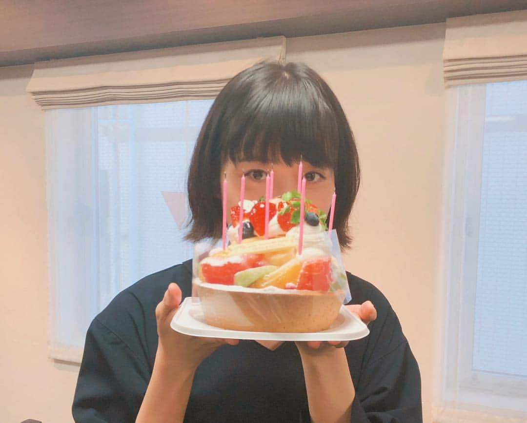 深川麻衣 さんのインスタグラム写真 - (深川麻衣 Instagram)「🎂 ろうそくの間からこんにちは。笑 本日3月29日、 27歳の誕生日を迎えました〜✨✨ たくさんのメッセージ、 本当にありがとうございます！ 26歳で出会ったもの、経験したことを 更に吸収して噛み砕いてふくらませて、 繋げていけるように。 私らしく、 走っていきたいと思います！ 大好きな家族やお友達、 いつもお世話になっている皆さん、 応援してくださっているファンの皆さんに 大好きと感謝の気持ちをこめて。 27歳のわたしもよろしくお願いします☺︎」3月29日 18時18分 - fukagawamai.official