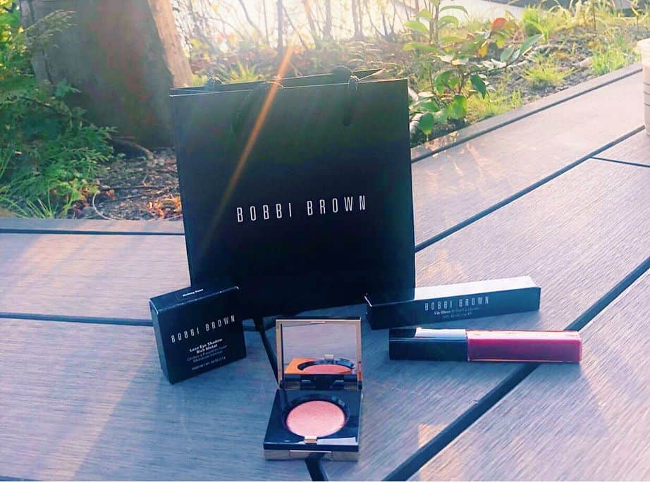 石川理咲子さんのインスタグラム写真 - (石川理咲子Instagram)「#happybirthday #bobbibrown #誕生日プレゼント交換 #リュクスアイシャドウ #メルティングポイント お友達にお誕生日プレゼントを渡したら、 私までいただいてしまいました🙇‍♀️しかも同じブランドの物！笑 ずっと気になっていたキラキラのアイシャドウ🤩嬉しい♡ ツヤ感が本当に綺麗！！またメイクしたらご紹介しますね✨」3月29日 21時52分 - rsk_0315