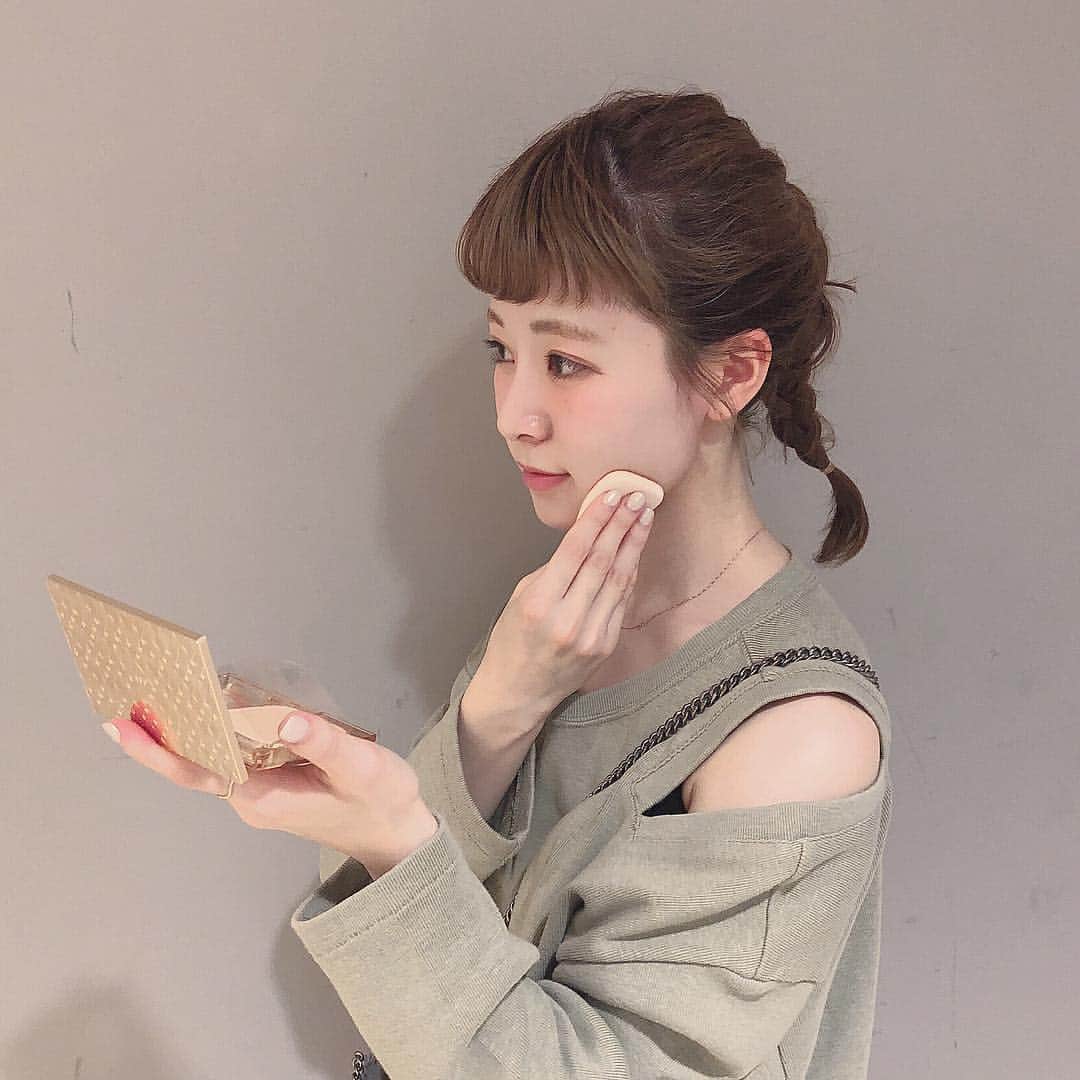 のインスタグラム：「ㅤㅤㅤㅤㅤㅤㅤㅤㅤㅤㅤㅤㅤ 口コミでも人気のエストのファンデーション。 ㅤㅤㅤㅤㅤㅤㅤㅤㅤㅤㅤㅤㅤ パウダーなのに粉っぽさがなくて つや肌になる仕上がり😳💕 ㅤㅤㅤㅤㅤㅤㅤㅤㅤㅤㅤㅤㅤ 今の季節乾燥してしまう私の肌質でも つるんと仕上がって、 パウダーにありがちな乾燥も気にならなかったです！ ㅤㅤㅤㅤㅤㅤㅤㅤㅤㅤㅤㅤㅤ #エスト #ファンデーション #艶肌 #艶肌ずっと続く #美肌 #エスト_PR」