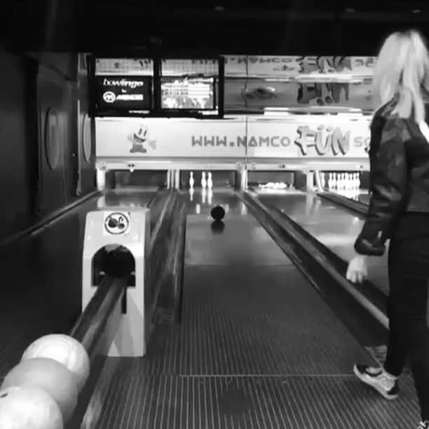 ストレンカ朝美のインスタグラム：「Not to blow my own trumpet but I killed it at the arcade... 🎳🏆 (I may have lost @ bowling but let’s not talk about that...)」