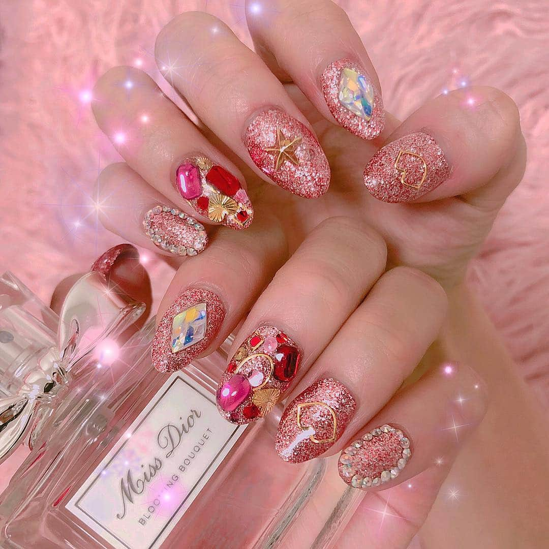 ひなたろす（佐原ひなた）さんのインスタグラム写真 - (ひなたろす（佐原ひなた）Instagram)「﻿ ﻿ new NAIL❤️﻿ ﻿ ﻿ 宝石箱みたいでしょ？💘﻿ めちゃくちゃ、キラキラ💖💜﻿ ベースはREDとGOLDのミックスで﻿ なんとも言えない絶妙具合✨﻿ ﻿ GOLDパーツも入れたよ★安定の﻿ LAPISのゆーこさんにやってもらいました！﻿ ラピスネイル💅みんなも行ってみて〜🌹﻿ ﻿ @yuuuuuuuko1224  #instagood #instagram #instalike #followback #followme #follback #follow4follow #likeforlike #likeforfollow #like4like #for #instagramers #love #nailstagram #nailshop #nails #instanails #newnail #newnails #nailart #pink #happy #happiness」3月29日 22時58分 - saharahinata