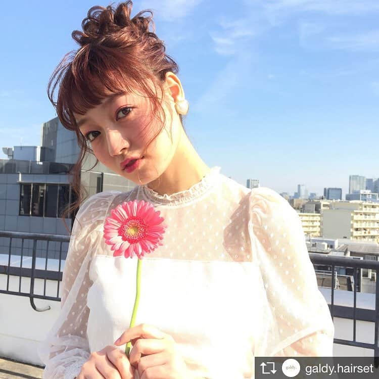 松元環季さんのインスタグラム写真 - (松元環季Instagram)「Repost from @galdy.hairset @TopRankRepost #TopRankRepost . ロマンティックアップスタイル🌼 . 書籍掲載スタイルです🙋‍♀️💕 . . model  @tamaki0207matsumoto  hair  @galdy.hairset  make up  @galdy.hairset . . . #撮影風景#撮影モデル#ヘアセット#ヘアメイク#ヘアアレンジ#ヘアスタイル #hairset#hairmake#hairarrange#hairstyle #アップスタイル#ヘアアレンジ動画  #無限につくれる奇跡のヘアセット#3月26日発売 #コワフュールドパリジャポン社 #女性像#galdy#ヘアセット講習」3月29日 23時00分 - tamaki__matsumoto